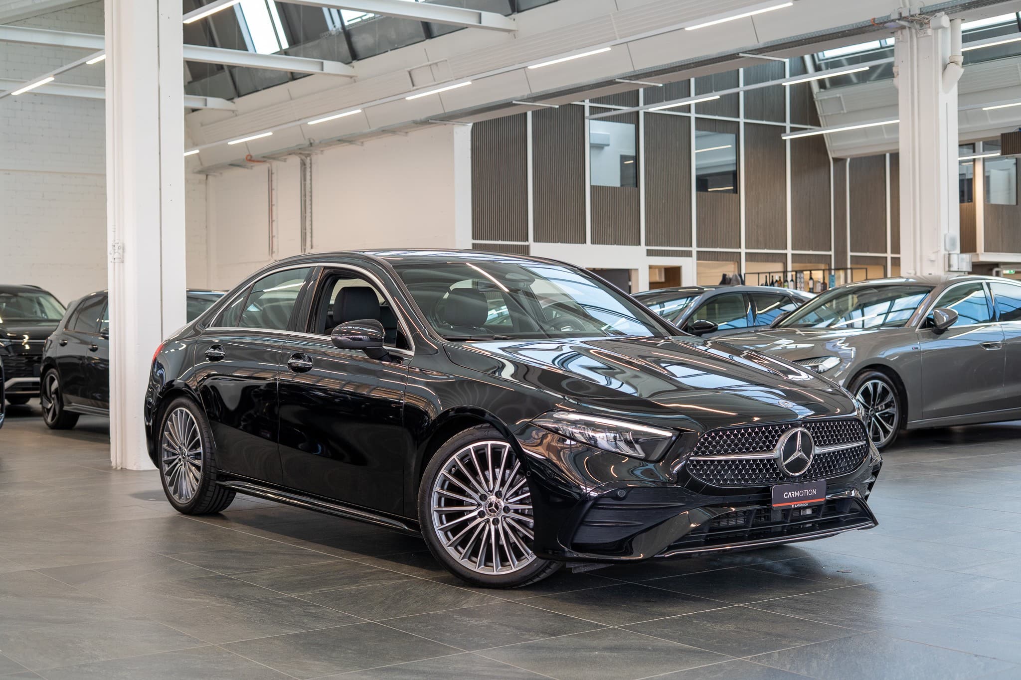 MERCEDES-BENZ A 200 AMG Line Limousine / Facelift / 19" Felgen / Ambiente-Beleuchtung - Bild 3