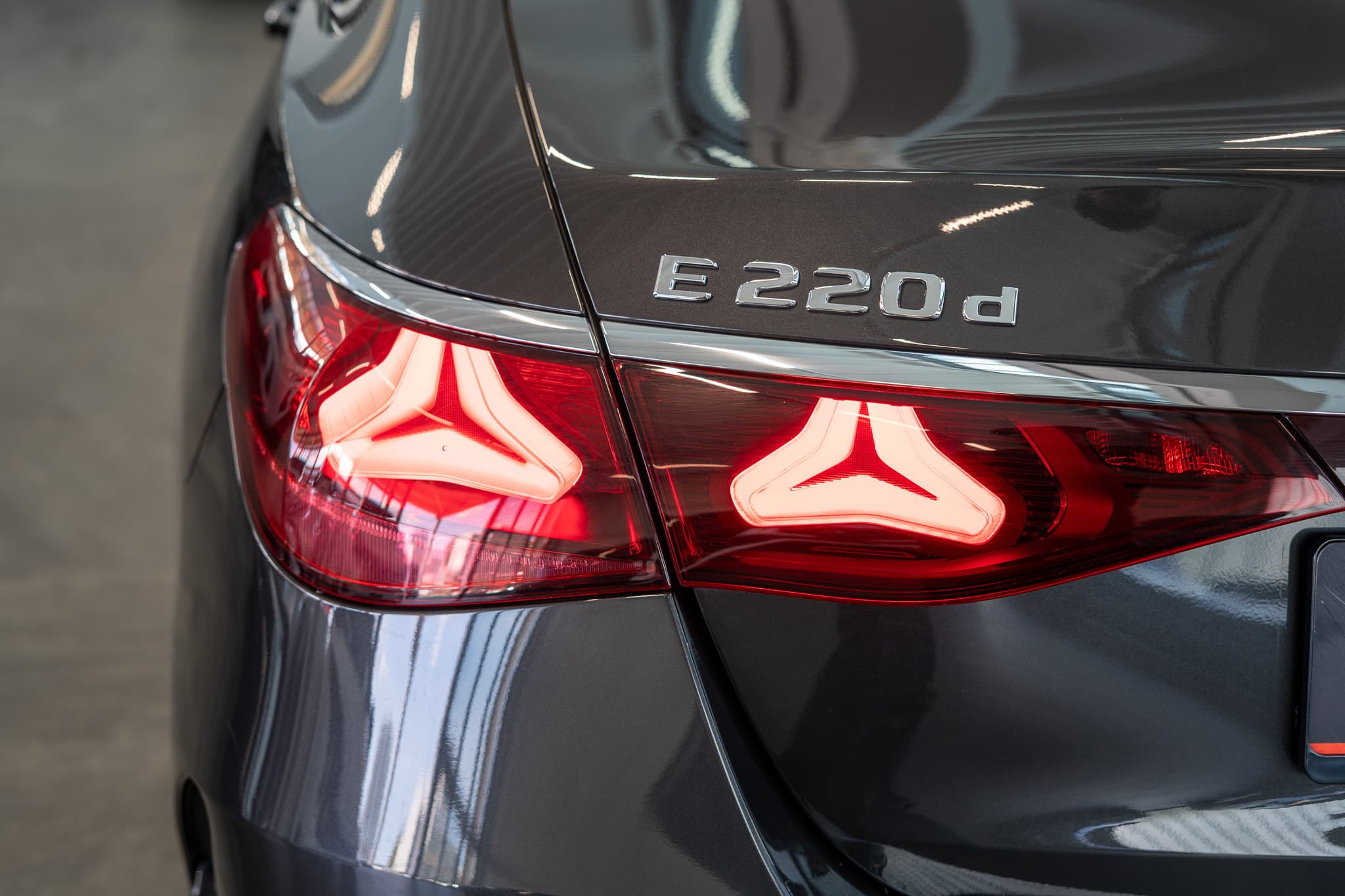 MERCEDES-BENZ E 220 d AMG Line / Navi / Rückfahrkamera / Sitzheizung - Bild 8