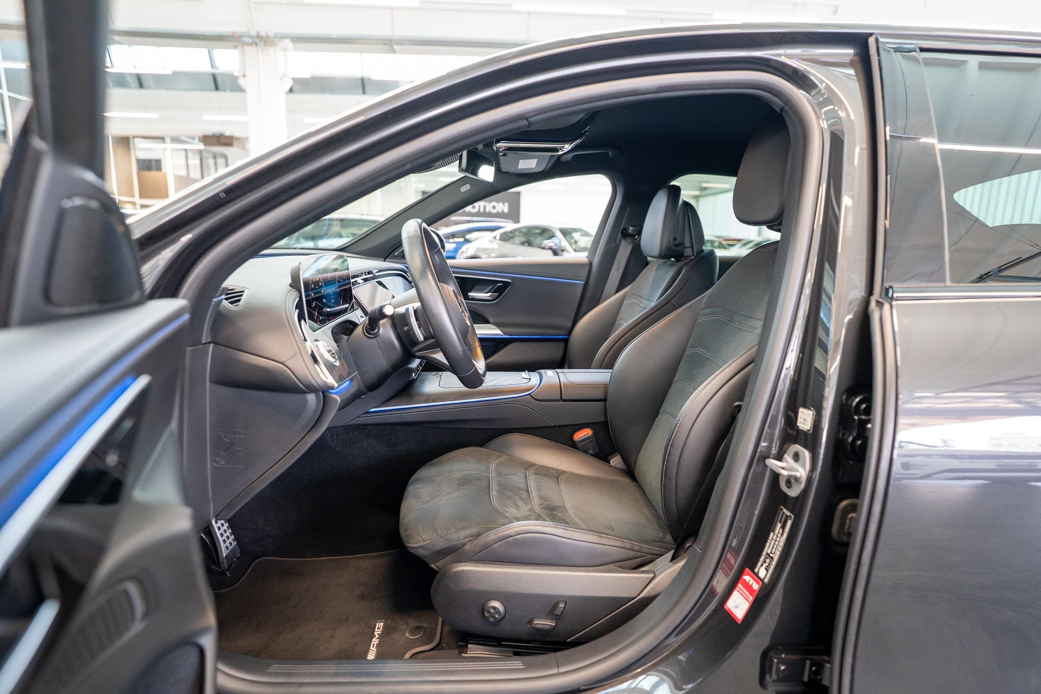 MERCEDES-BENZ E 220 d AMG Line / Navi / Rückfahrkamera / Sitzheizung - Bild 12