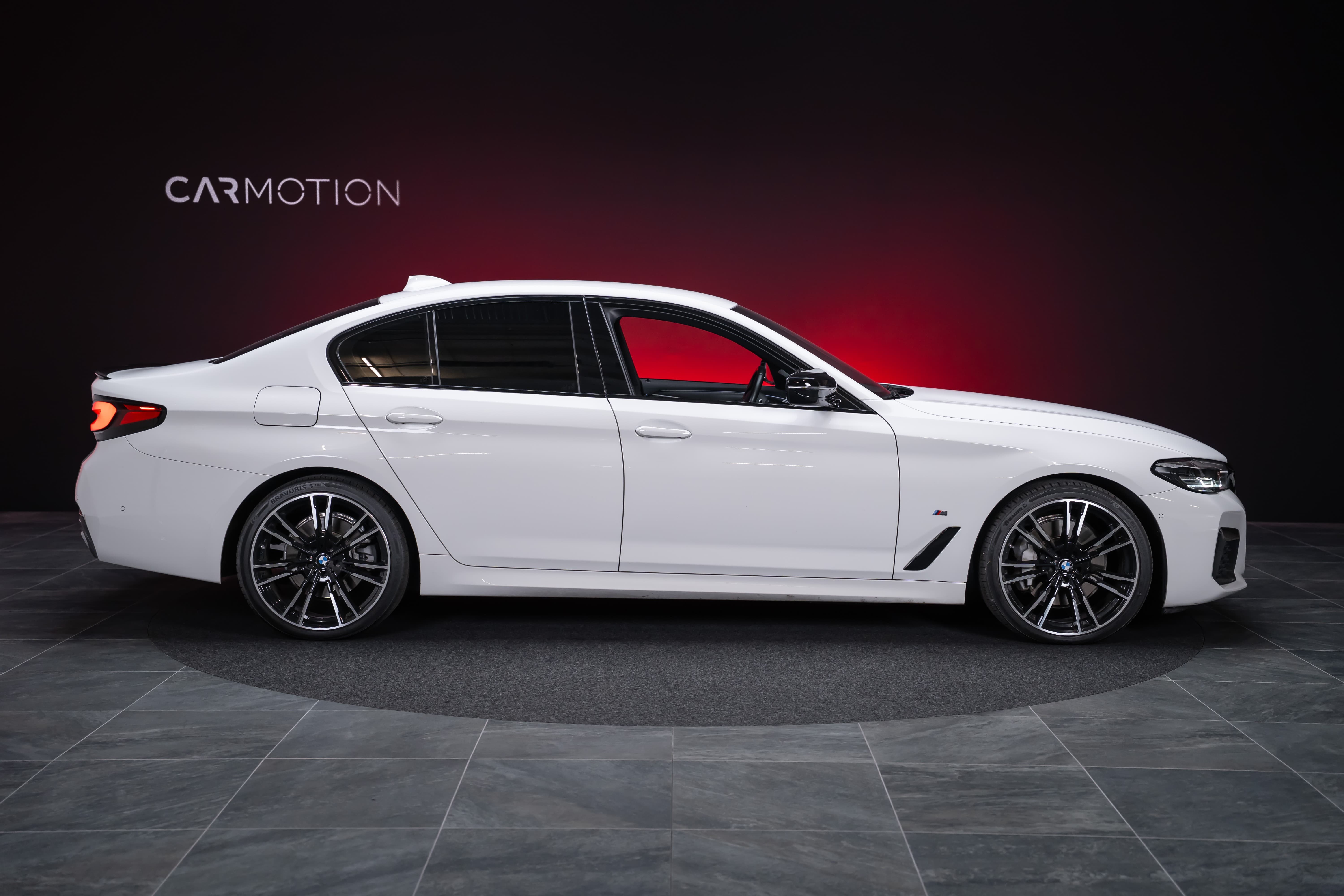 BMW 530i xDrive SAG M-Sport / Alcantara Sitze / Rückfahrkamera / El.Sitze / Ambientebeleuchtung - Bild 5