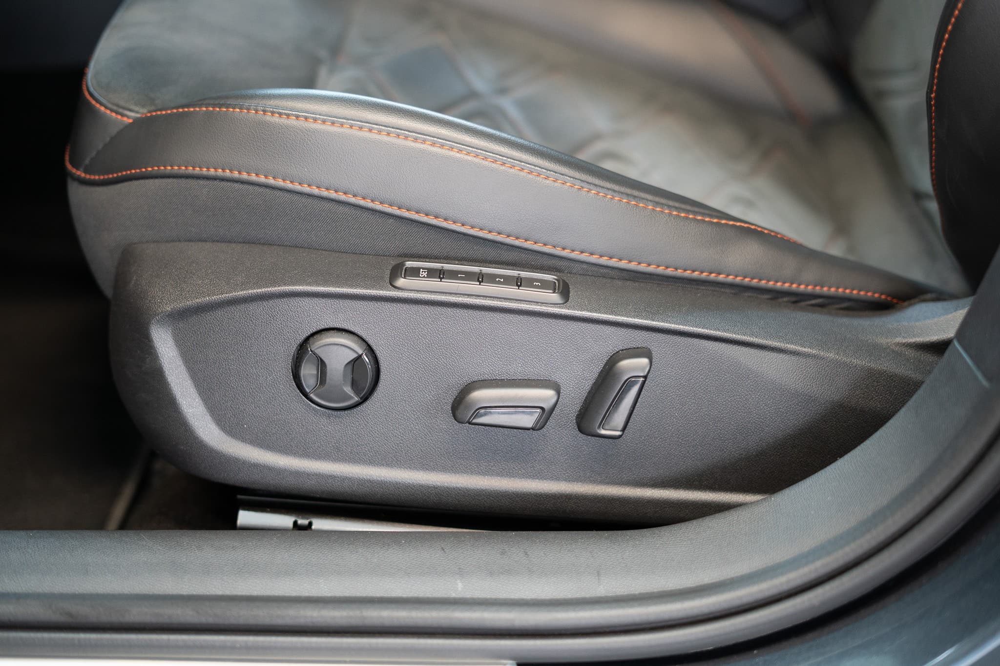 SEAT Leon 2.0 TSI FR DSG / Panorama-Glasdach / el.Sitze / Rückfahrkamera - Bild 12