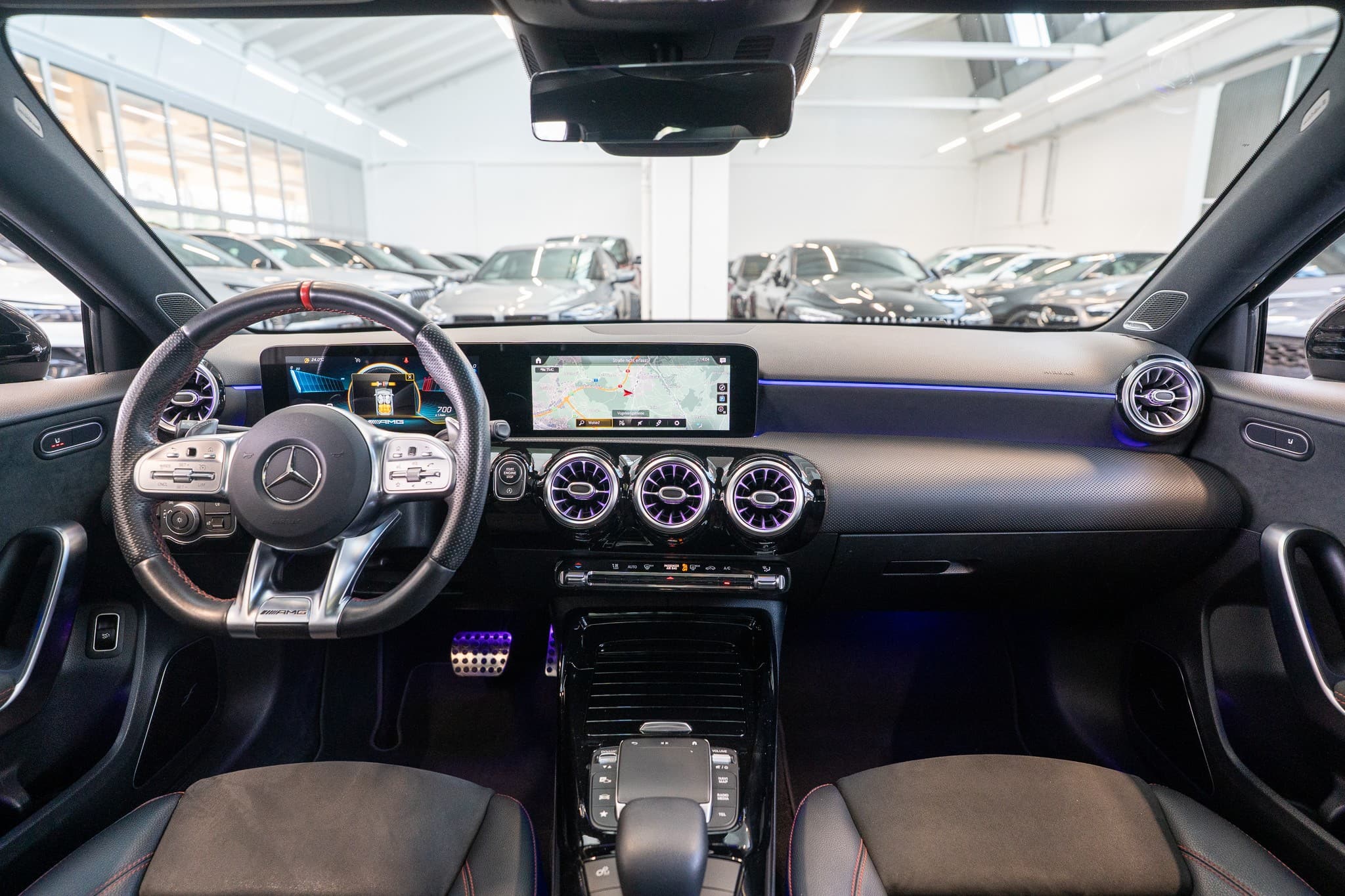 MERCEDES-BENZ A 35 AMG 4matic Limousine / Panorama-Schiebedach / Burmester / Ambiente-Beleuchtung - Bild 18