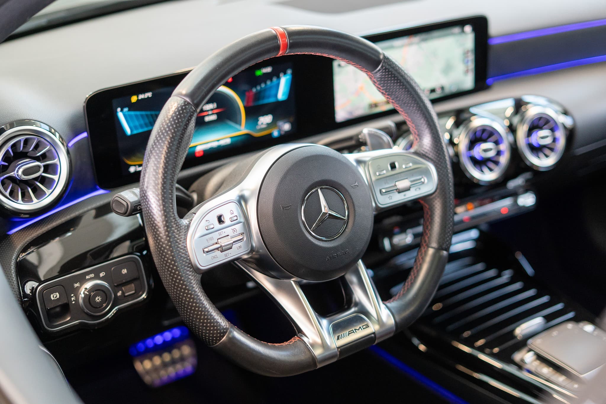 MERCEDES-BENZ A 35 AMG 4matic Limousine / Panorama-Schiebedach / Burmester / Ambiente-Beleuchtung - Bild 10