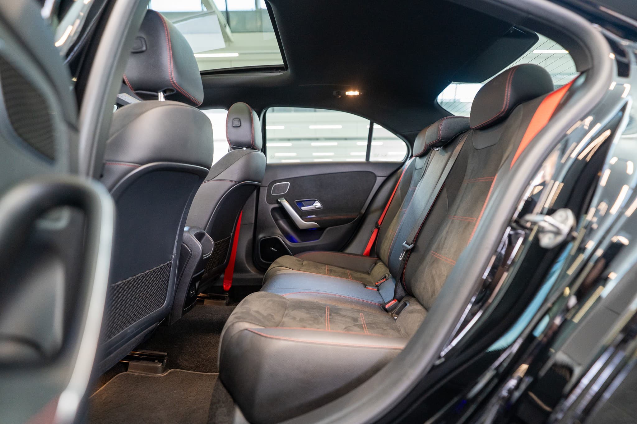 MERCEDES-BENZ A 35 AMG 4matic Limousine / Panorama-Schiebedach / Burmester / Ambiente-Beleuchtung - Bild 14