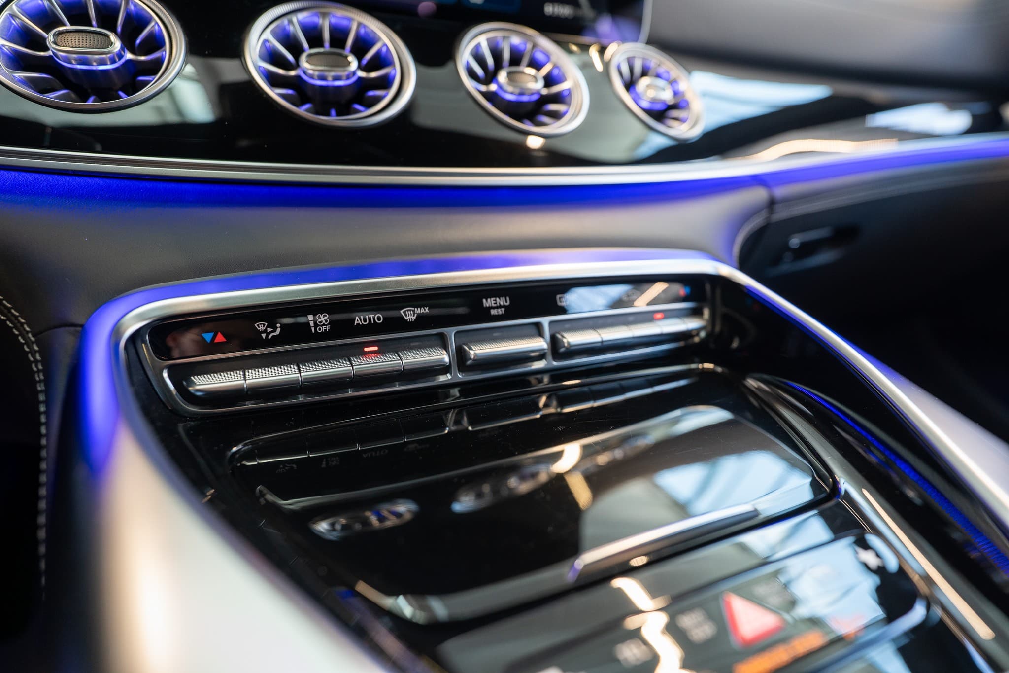 MERCEDES-BENZ AMG GT 63 4matic+ / Panorama-Schiebedach / Head-Up Display / Burmester - Bild 24
