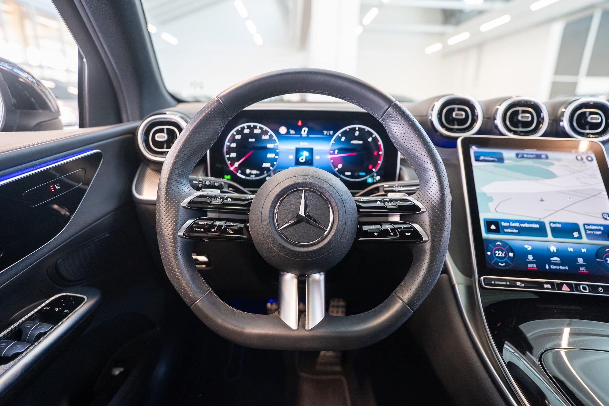 MERCEDES-BENZ GLC 220 d AMG Line 4matic / Panorama-Schiebedach / Ambiente-Beleuchtung / Sitzheizung - Bild 18