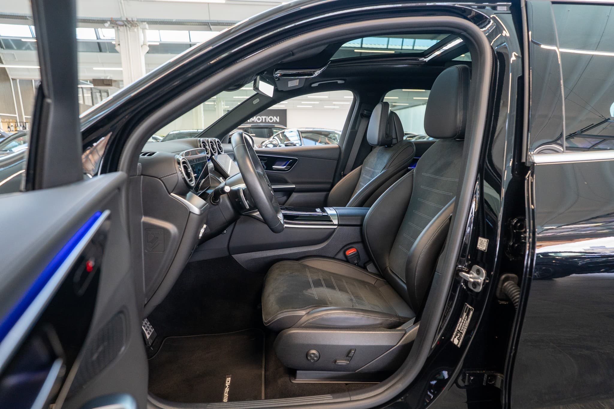 MERCEDES-BENZ GLC 220 d AMG Line 4matic / Panorama-Schiebedach / Ambiente-Beleuchtung / Sitzheizung - Bild 12