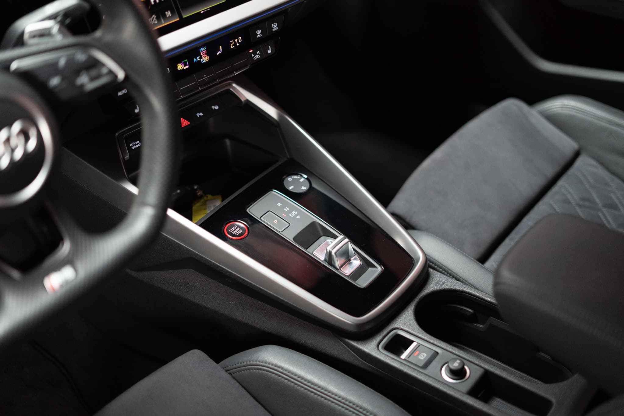 AUDI RS3 Limousine 2.5 TFSI quattro S-Tronic / Rückfahrkamera / Tempomat / Ambientebeleuchtung - Bild 12