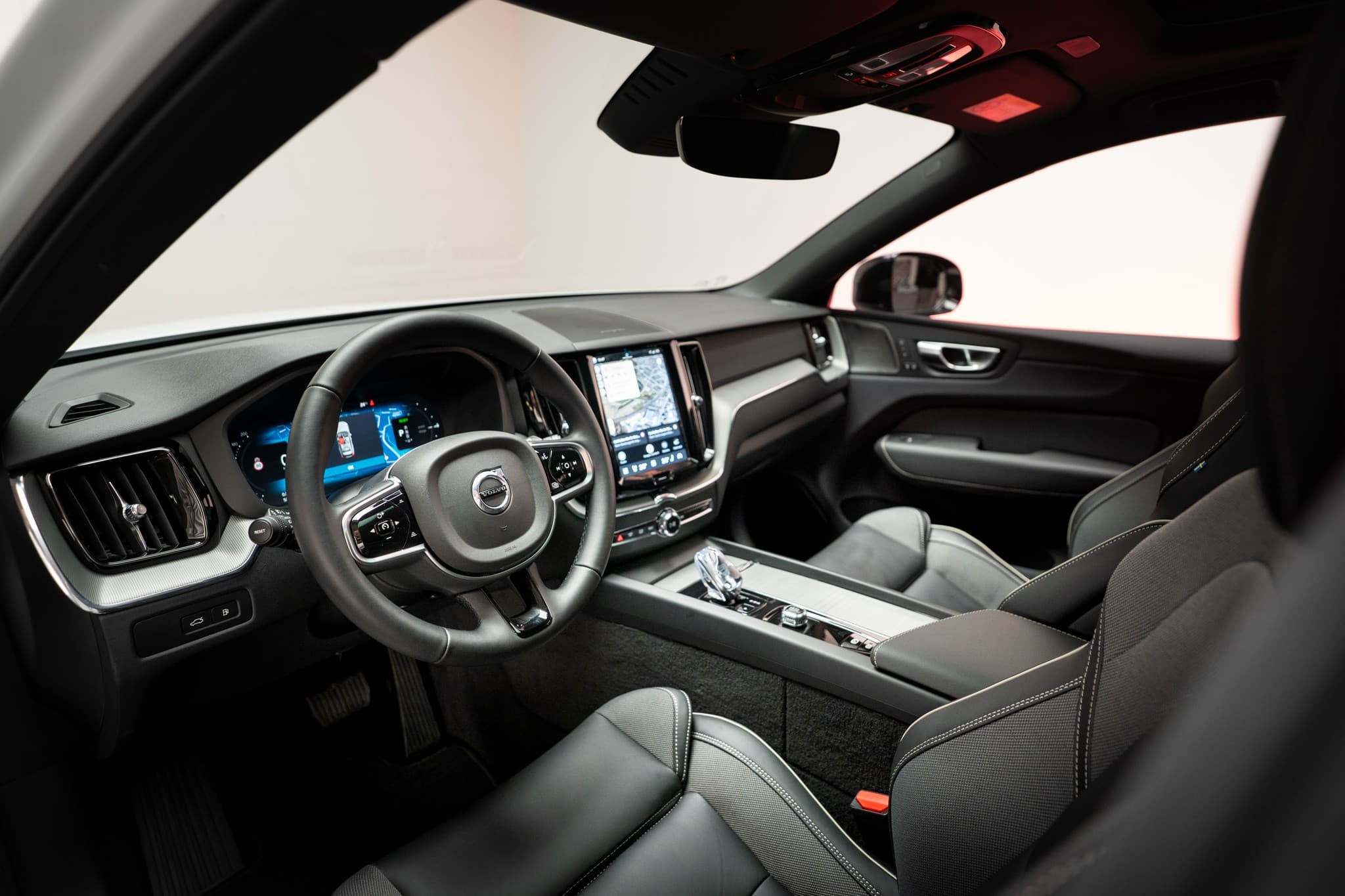 VOLVO XC60 2.0 T8 TE Plus Dark eAWD / Panorama / 360°Kamera / Harman/Kardon / el.Heckklappe - Bild 12