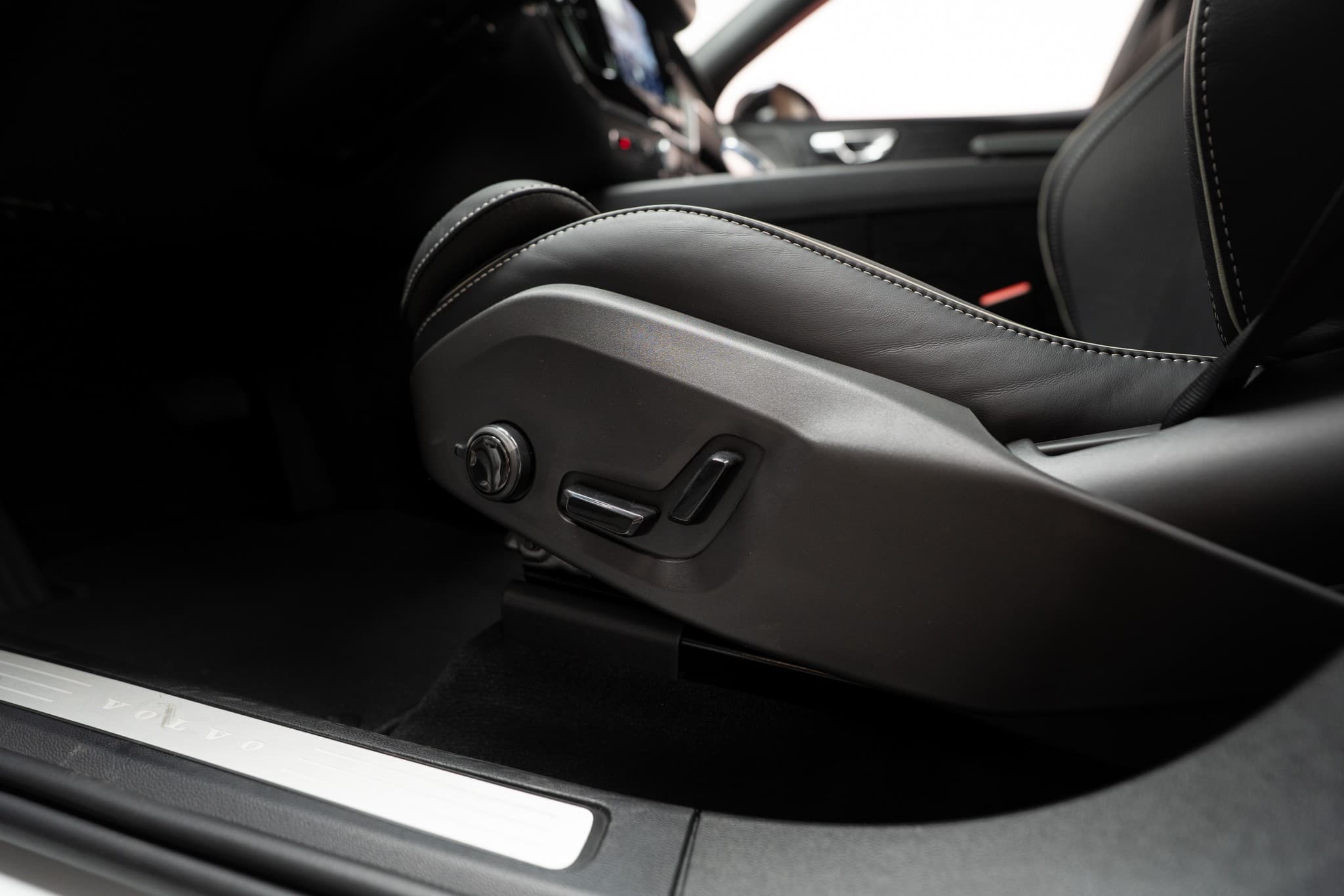 VOLVO XC60 2.0 T8 TE Plus Dark eAWD / Panorama / 360°Kamera / Harman/Kardon / el.Heckklappe - Bild 11