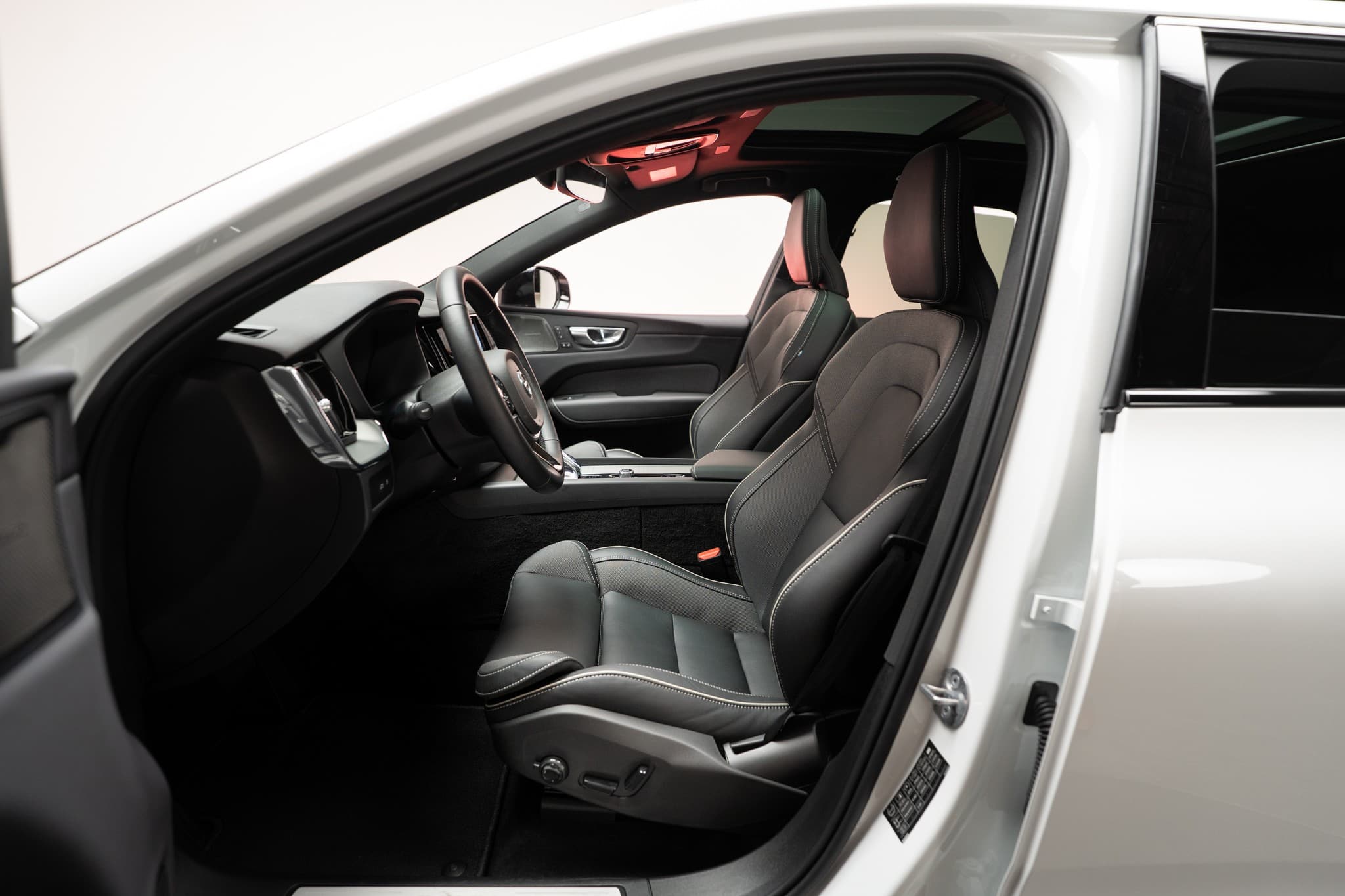 VOLVO XC60 2.0 T8 TE Plus Dark eAWD / Panorama / 360°Kamera / Harman/Kardon / el.Heckklappe - Bild 10
