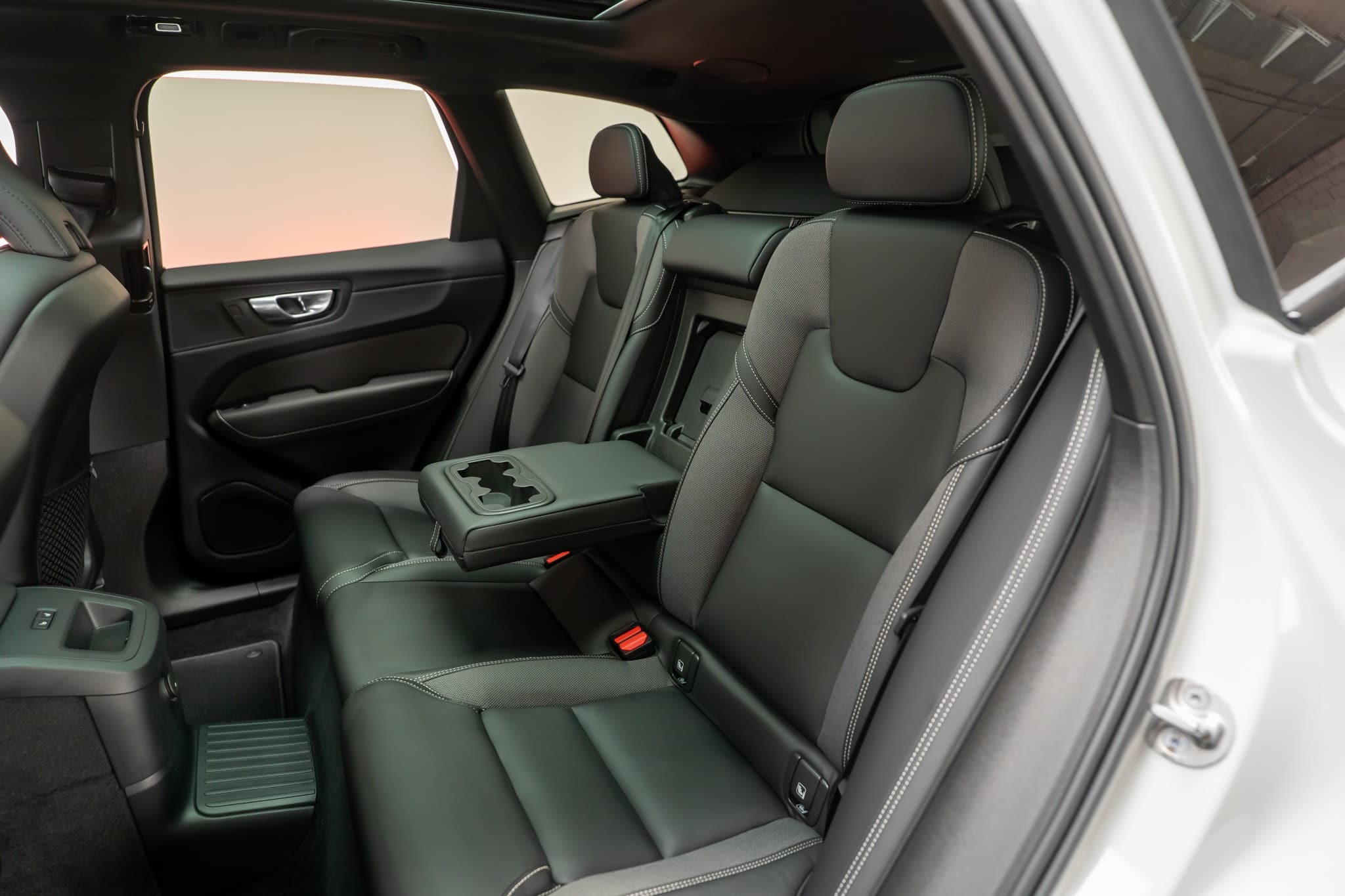 VOLVO XC60 2.0 T8 TE Plus Dark eAWD / Panorama / 360°Kamera / Harman/Kardon / el.Heckklappe - Bild 17