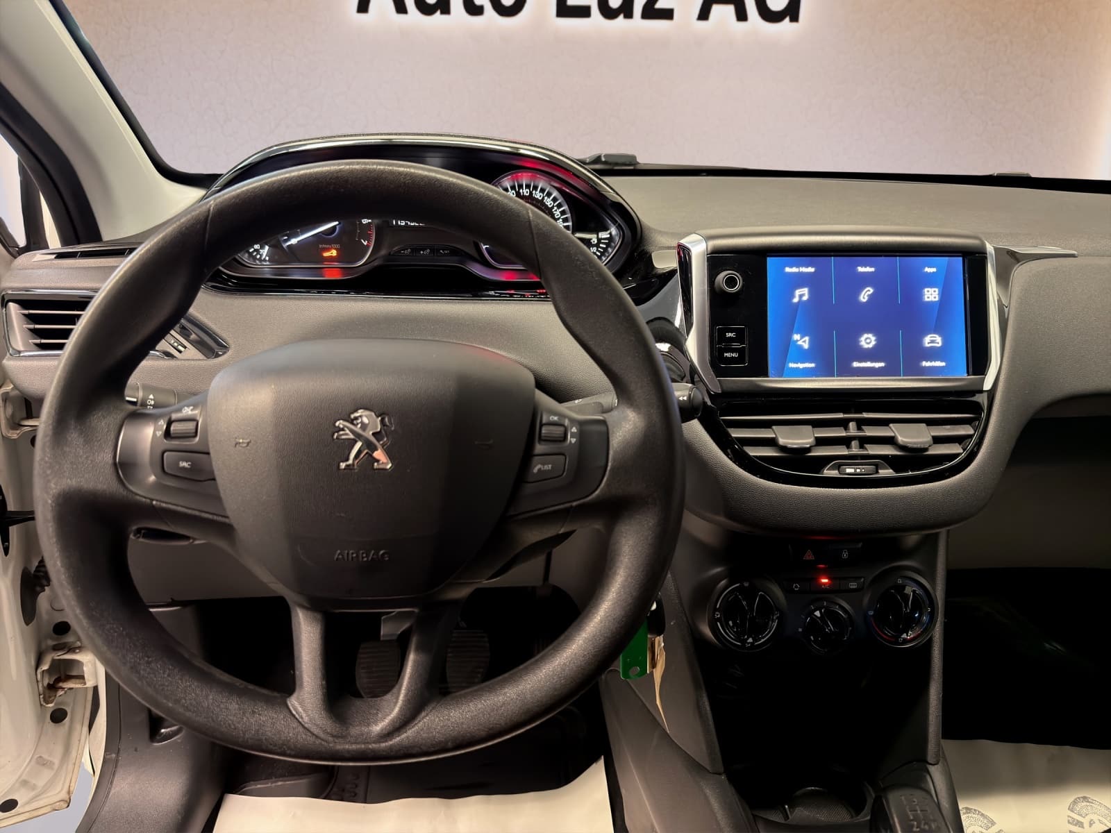 PEUGEOT 208 1.2 PureTech Signature - Bild 9