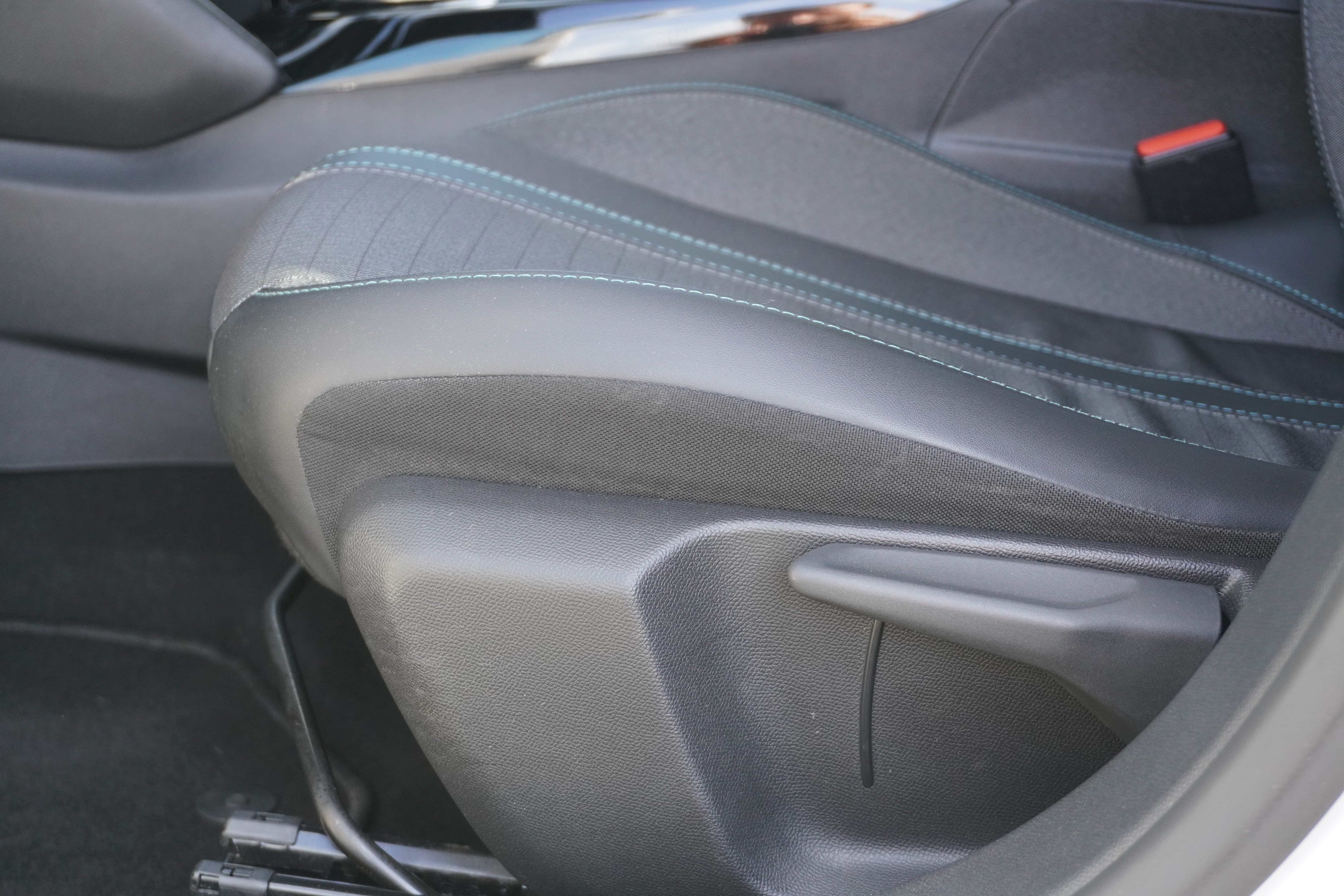 PEUGEOT 208 1.2 PureTech Allure Pack EAT8 - Bild 32