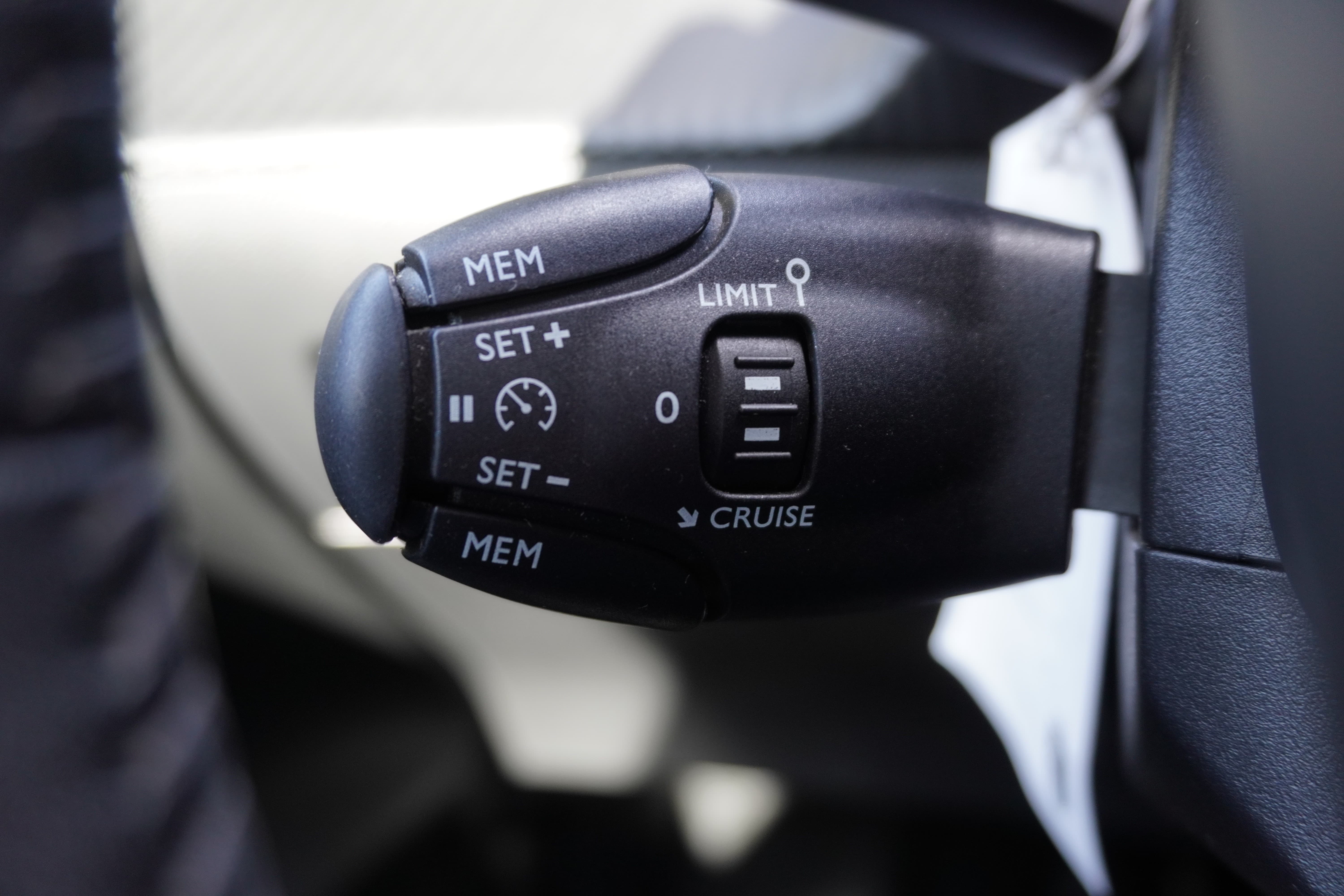 PEUGEOT 208 1.2 PureTech Allure Pack EAT8 - Bild 28