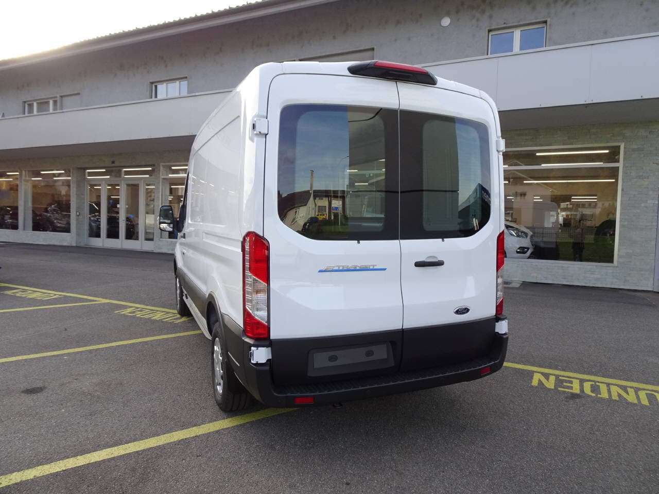 FORD E-Transit Van 350 L2 H2 Trend - Bild 3