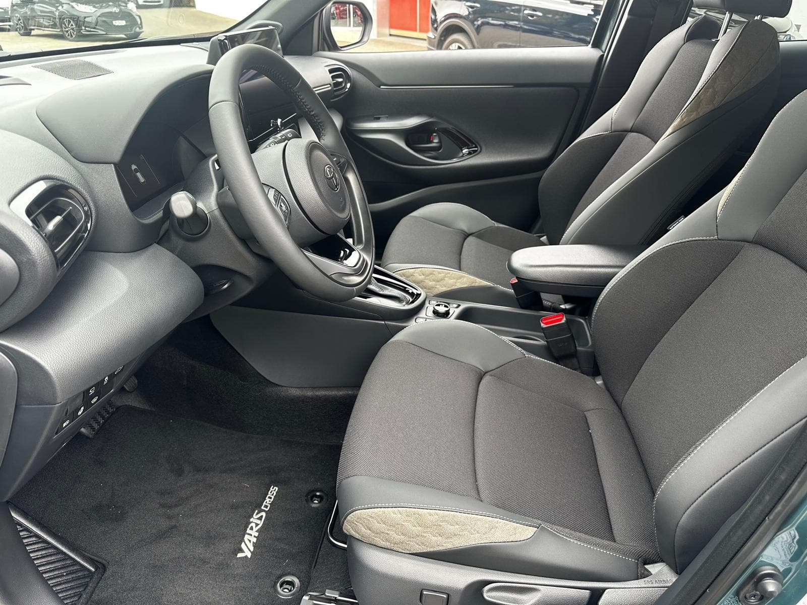 TOYOTA Yaris Cross 1.5 VVT-i HSD Premium AWD-i - Bild 9