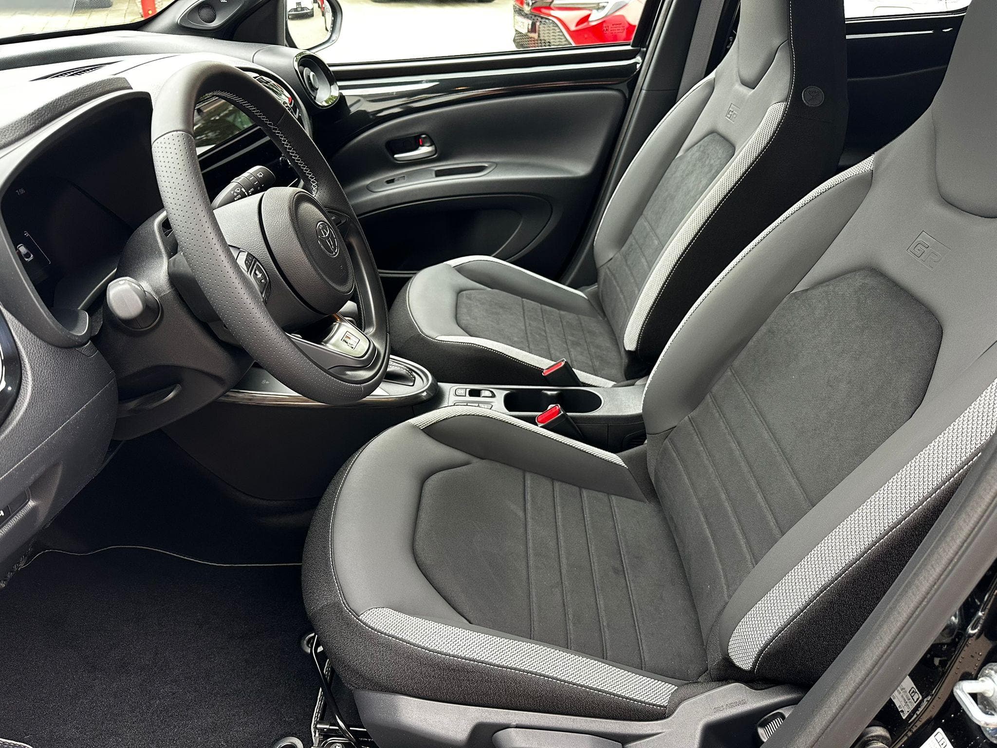 TOYOTA Aygo X 1.5 VVT-i HSD GR Sport - Bild 9