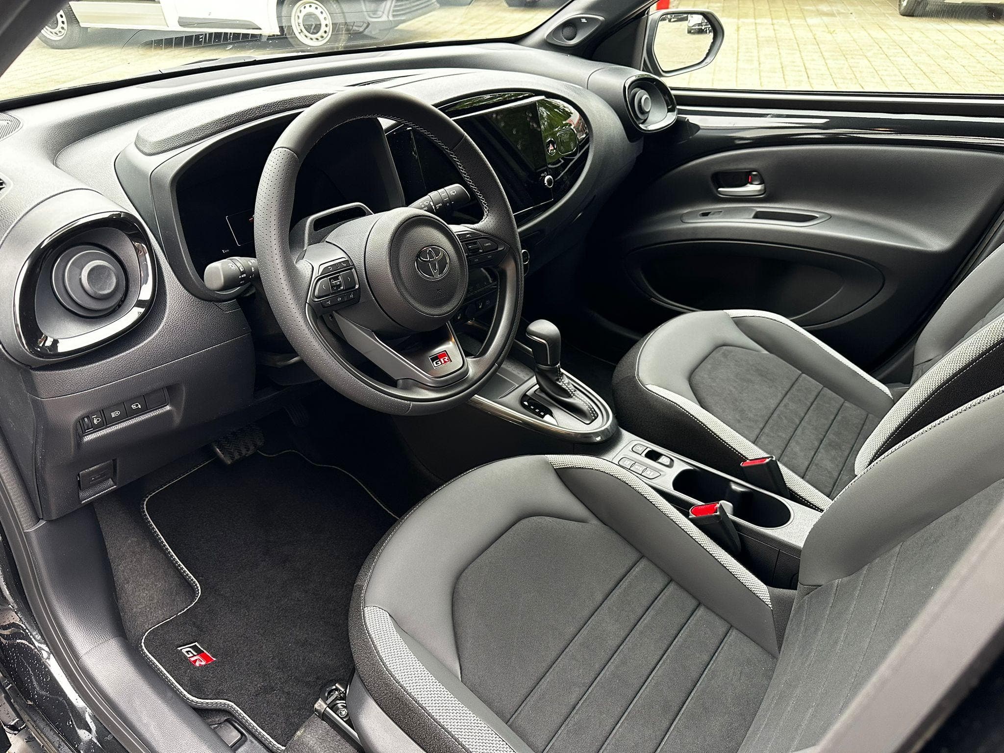 TOYOTA Aygo X 1.5 VVT-i HSD GR Sport - Bild 8