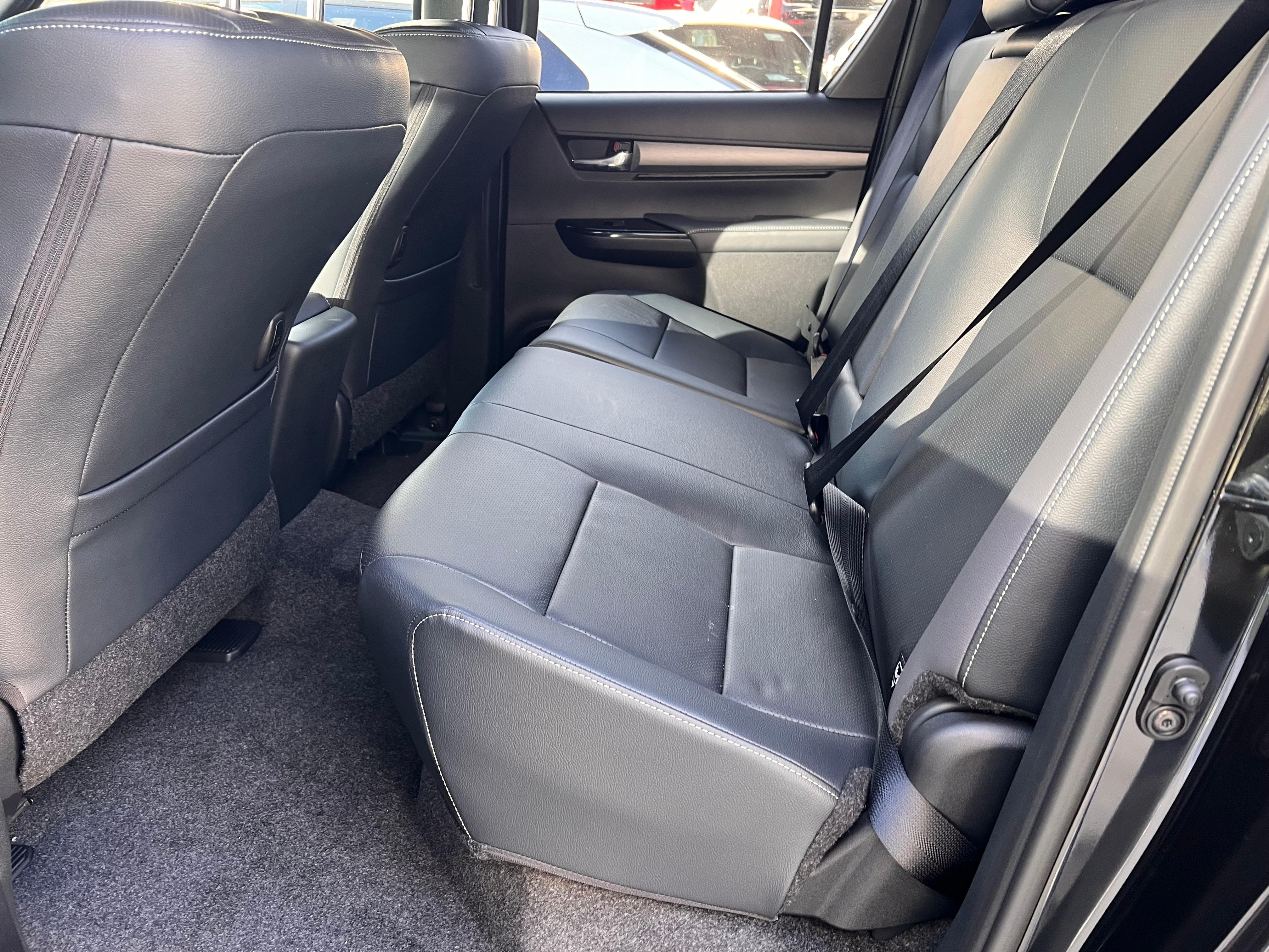 TOYOTA Hilux Double Cab.-Pick-up 2.8 D-4D MHEV 204 Invincible - Bild 11