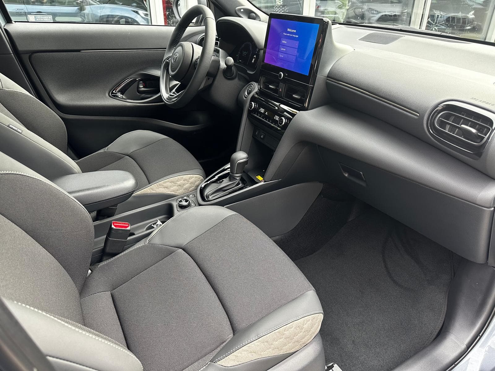 TOYOTA Yaris Cross 1.5 VVT-i HSD Premium AWD-i - Bild 13