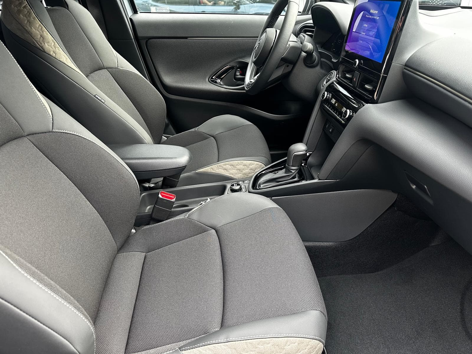 TOYOTA Yaris Cross 1.5 VVT-i HSD Premium AWD-i - Bild 14