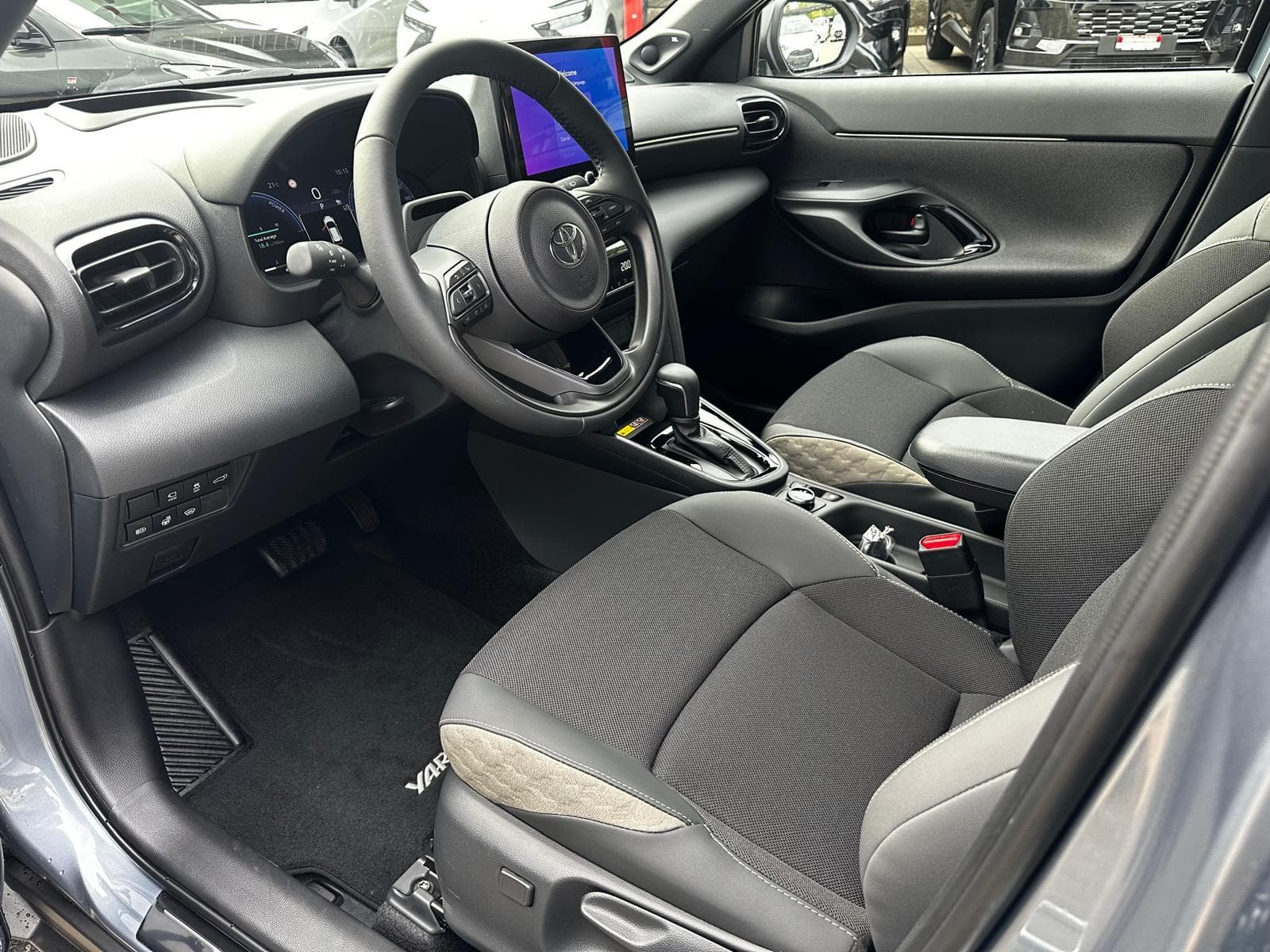 TOYOTA Yaris Cross 1.5 VVT-i HSD Premium AWD-i - Bild 8