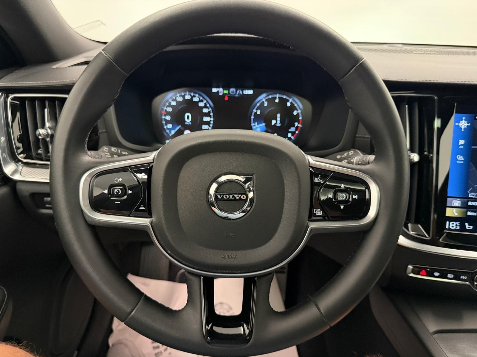 VOLVO V60 2.0 B5 R-Design AWD - Bild 20