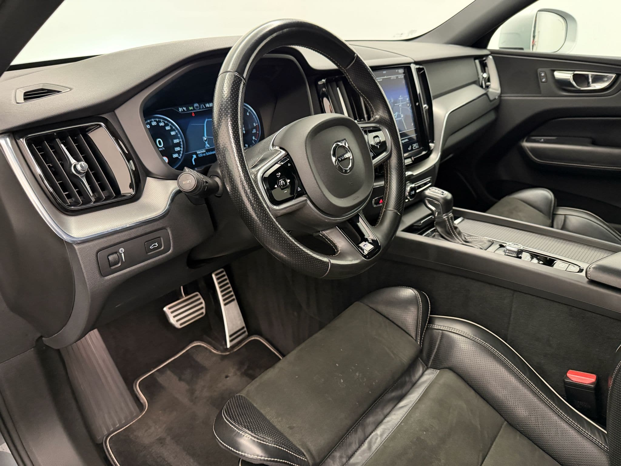 VOLVO XC60 D5 AWD R-Design Geartronic - Bild 11