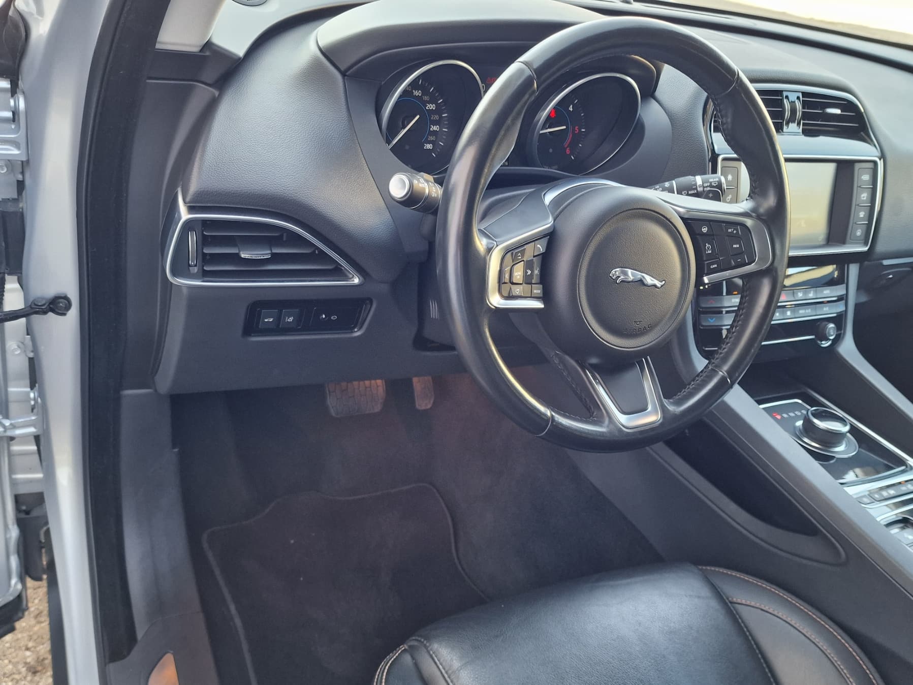 JAGUAR F-Pace 2.0d Portfolio AWD Automatik - Bild 9