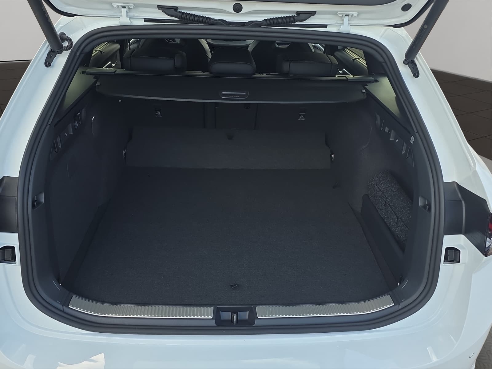 SKODA Superb Combi 1.5 TSI PHEV Sportline DSG - Bild 6